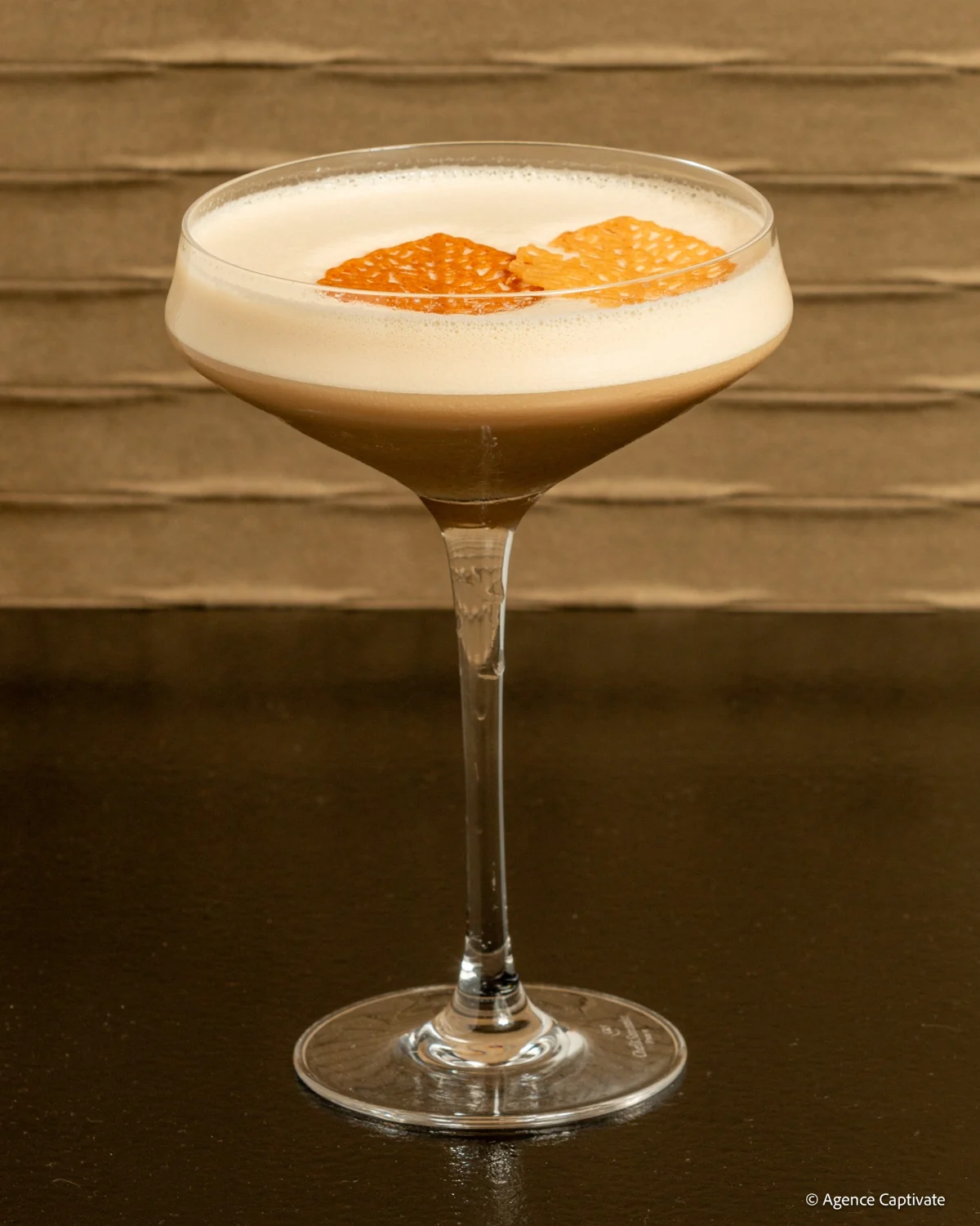 Création du concours Malorhum : cocktail en coupe, mousse et tuiles dorées. Photographie © Agence Captivate.